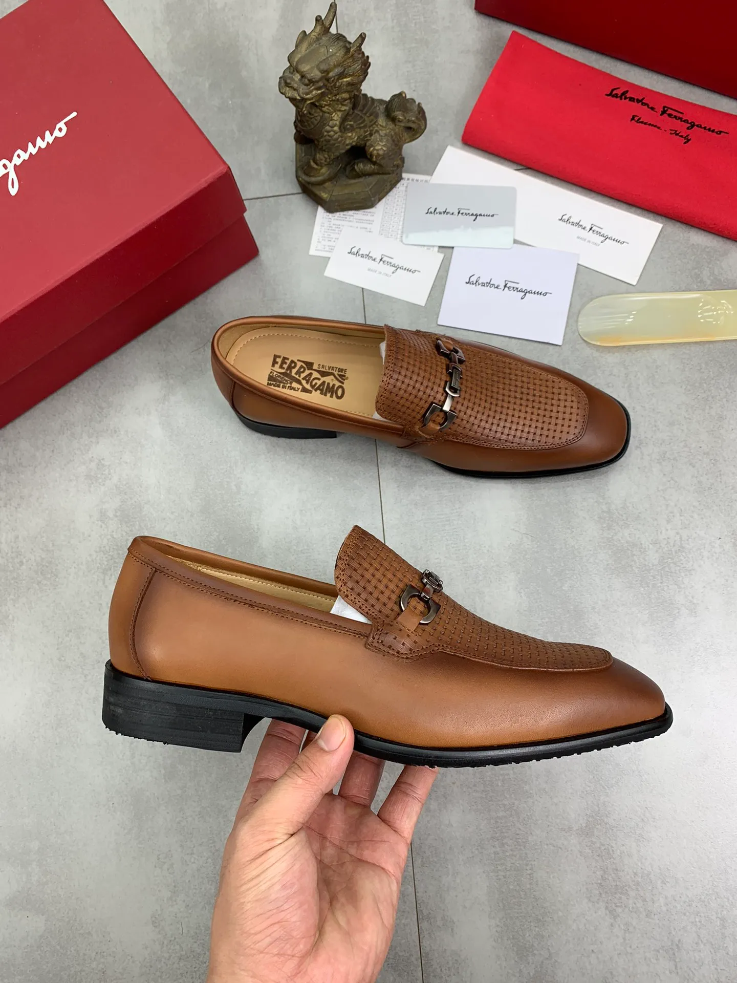 Men's Men's Shoes 💰P460💰[New Style] Water-dyed Niuli 🆘[Salvatore Ferragamo] Ferragamo's latest casual business leather shoes for men! Available at counters simultaneously! The fabric is made of specially imported original pebbled calfskin, and the lining is made of imported water-dyed cowhide. It is absolutely luxurious and leads the fashion trend. Matching code: 38-45 (46 can be customized) Black and brown colors are optional